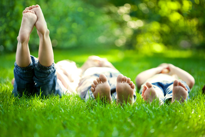 kinderen in het gras